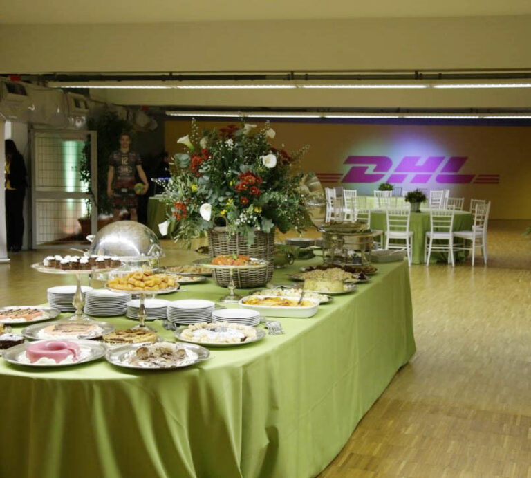 Allestimento evento aziendale DHL con area catering e spazio hospitality organizzato da Huge Group a Roma