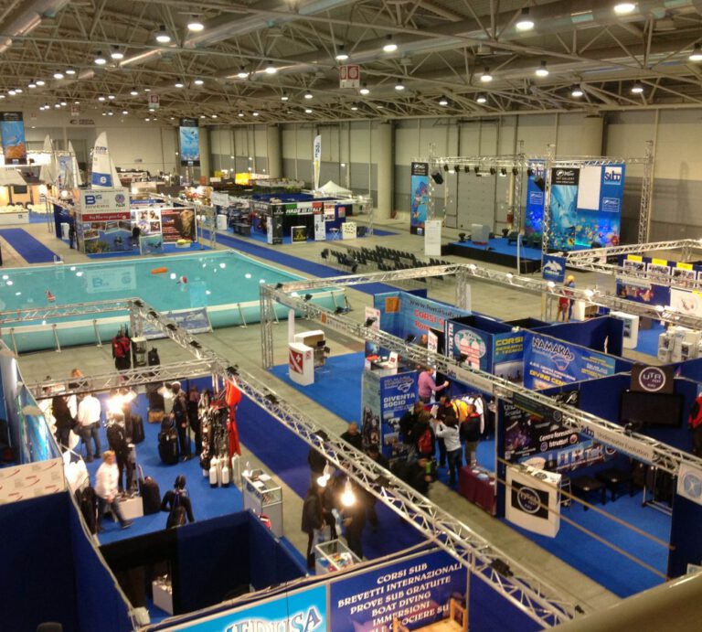Stand fieristico Huge Group realizzato in fiera in Italia con allestimento professionale