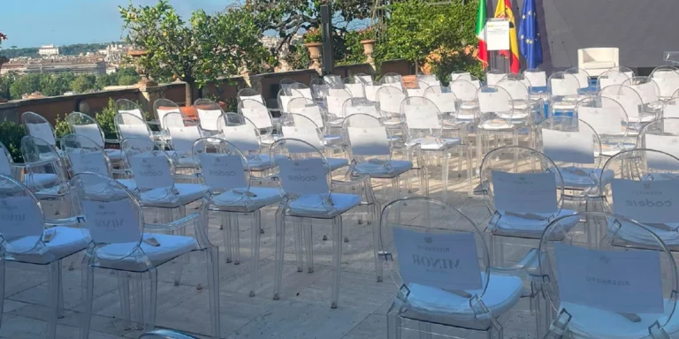 Platea con sedute per evento istituzionale presso l'Ambasciata di Spagna a Roma